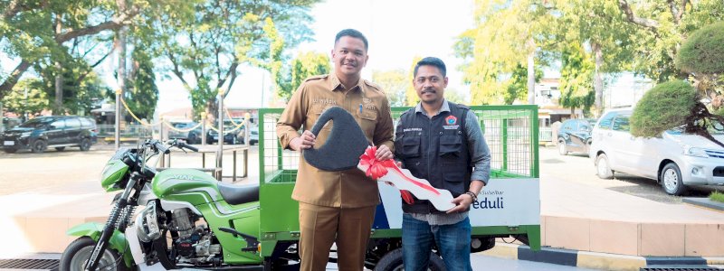 Bupati Bantaeng Uji Nurdin Serahkan Bantuan Truk Sampah untuk Pasar Banyorang