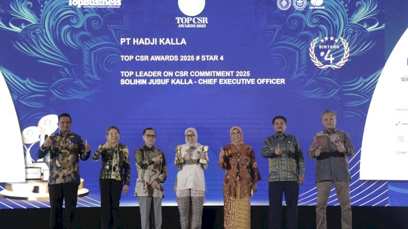
General Counsel Division Head KALLA, Dwinanda Febriany menerima dua penghargaan untuk KALLA dalam ajang Top CSR Award 2025 yang diselenggarakan TopBusiness di Hotel Raffles Jakarta, Rabu (11/6/2025). Kedua penghargaan tersebut ialah Top CSR Award 2025 #Star 4 dan Top Leader on CSR Commitment 2025.