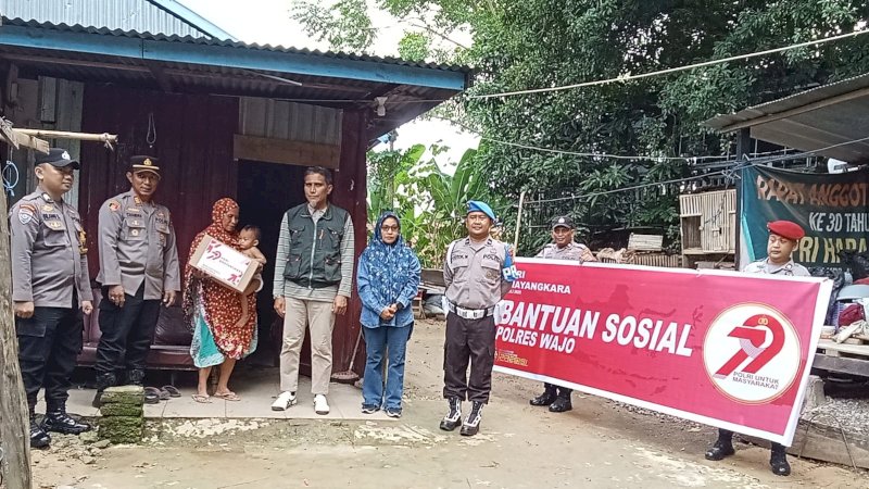 Polsek Tempe Salurkan Bansos di Empat Kelurahan Sambut HUT Bhayangkara ke-79