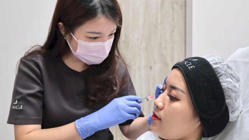 Dokter sedang melakukan tindakan treatment untuk pasien 