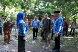 Bupati Gowa Beri Bantuan Bedah Rumah ke Keluarga Miskin Ekstrem di Barombong