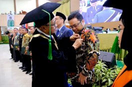 Wabup Gowa Terima Penghargaan dan Pin Emas dari UMI Makassar