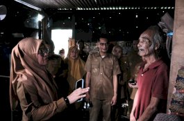 Pemkab Gowa Salurkan Bantuan Usaha dan Perabotan untuk Keluarga Miskin Ekstrem