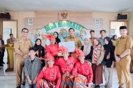 Bupati Bantaeng Serahkan Bantuan Kemensos Rp50 Juta untuk Sanggar Seni Biangkeke