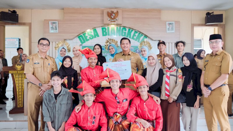 Bupati Bantaeng Serahkan Bantuan Kemensos Rp50 Juta untuk Sanggar Seni Biangkeke