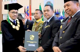 Andi Rosman Dianugerahi PIN Emas oleh UMI, Apresiasi atas Kiprah Membangun Daerah