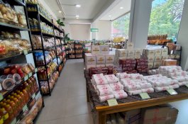 “Serumpun Toko Oleh-Oleh”: Rasa Nusantara dalam Satu Genggaman di Makassar