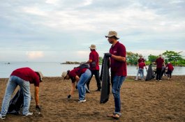 GMTD Kumpulkan 120 Kilogram Sampah  pada Aksi Bersih Pantai AKKARENA