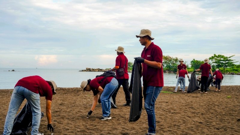 Karyawan GMTD bersihkan pantai  