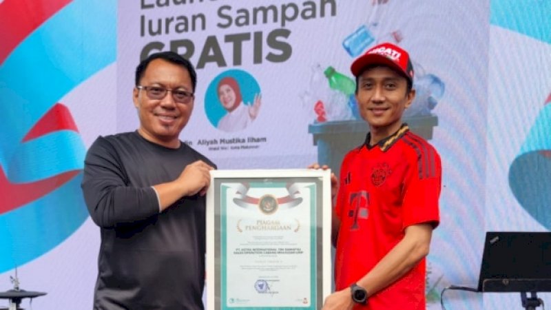 Piagam penghargaan diterima oleh  Muhammad Aufa, Kepala Bengkel Astra Daihatsu Makassar Urip, didampingi oleh Hendra Randa, General Affair Astra Daihatsu Makassar Urip