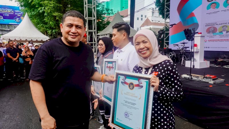 Wali kota Makassar Munafri Arifuddin menyerahkan piagam penghargaan kepada GM Kalla inti Karsa Rosmila di tengah kegiatan CFD