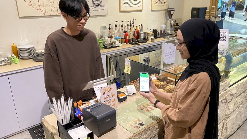 Seorang pelanggan memanfaatkan promo merchant Kallafrienfs di Backhaus NIPAH Park, Minggu (29/6/2025).