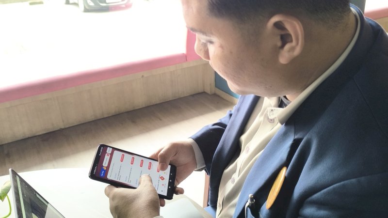 Dandy sedang menggunakan aplikasi my Telkomsel , jumat (27/6)