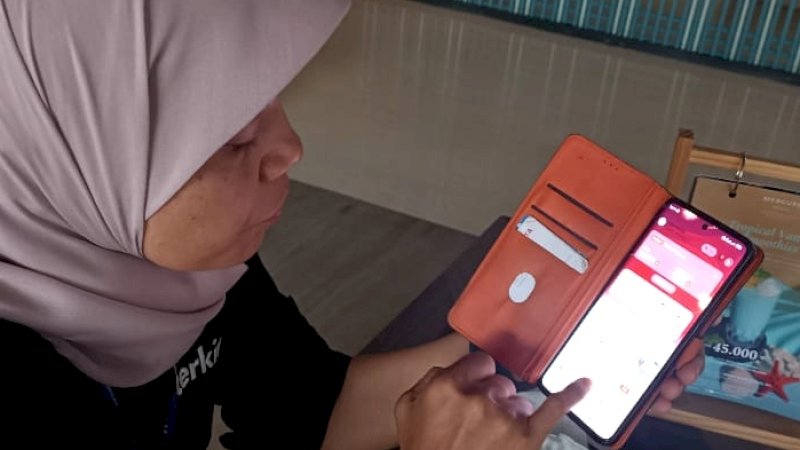 Echa jurnalis terkini.id sedang menggunakan aplikasi my Telkomsel, Senin(30/6)
