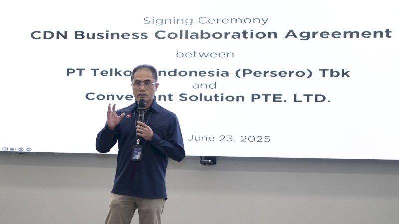 Direktur Wholesale & International Service Telkom Honesti Basyir saat memberikan sambutan pada acara penandatanganan perjanjian kerja sama penyediaan layanan Content Delivery Network as a Service (CDN as a Service/CaaS) di Indonesia antara Telkom dan Conversant di Telkom Landmark Tower, Jakarta, pada senin (23/6).