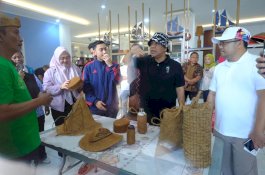 Wabup Gowa Perkenalkan Produk Khas Daerah ke Ketua MPR RI di Galeri UMKM Sulsel