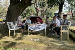 Bupati Barru Tunjukkan Gaya Kepemimpinan Merakyat, Jamu Tamu di Taman Sambil Makan Bakso