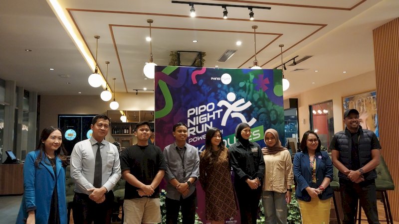Foto bersama panitia dan Pacer Pipo Night Run 2025 
