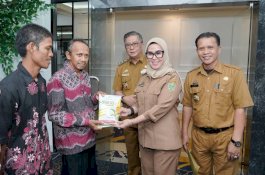 Bupati Barru Andi Ina Serahkan Bantuan Bibit Jagung Sebanyak 15 Ton