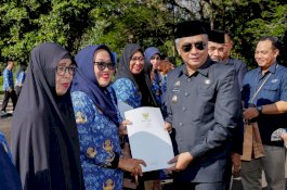 Wabup Barru Serahkan SK Pensiun Bagi 16 ASN Pemkab Barru