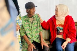 TP PKK dan Bhayangkari Gowa Salurkan Bantuan untuk Keluarga Miskin Ekstrem di Tinggimoncong