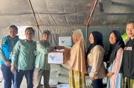 PT Vale Indonesia IGP Pomalaa Serahkan Bantuan Kepada Korban Kebakaran di Jalan Sunu