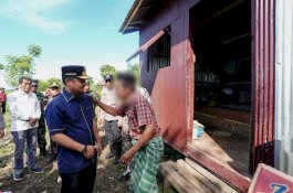 Gubernur Sulsel Andi Sudirman Serahkan Bantuan Bedah Rumah Warga Kurang Mampu di Barru