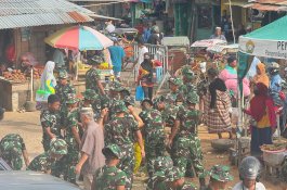 Personil TNI Bersama Masyarakat Kompak Bersihkan Pasar di Kota Baubau
