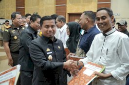 Tasming Hamid Serahkan Akta Koperasi Merah Putih di 22 Kelurahan Usai Peluncuran Nasional oleh Presiden