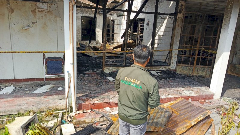 Tim Yayasan Hadji Kalla mengunjungi warga di lokasi kebakaran yang terjadi di Jl Pampang, Kota Makassar, beberapa waktu lalu.