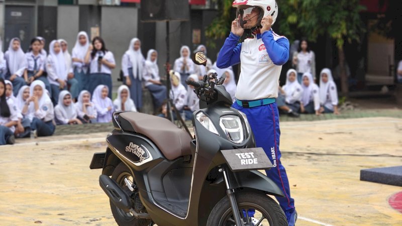 Ratusan pelajar SMKN 4 Makassar ikut pelatihan safety Riding yang di bawakan oleh instruktur safety riding Asmo Sulsel Wanny Dewa