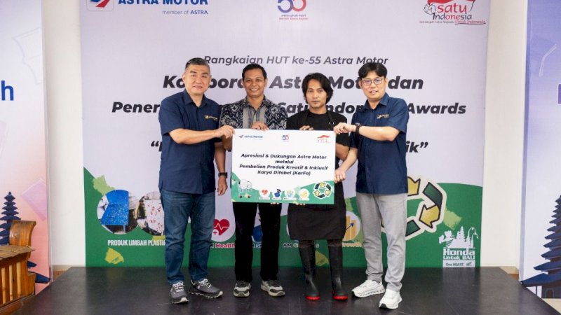 Chief Executive Astra Motor, Robien Tony (kanan) didampingi Chief Operating Officer Astra Motor, Budi Astono (kiri) perkuat komitmen keberlanjutan menjaga lingkungan melalui kolaborasi dengan KarFa (Karya Difabel) yang diprakarsai oleh I Made Aditiasthana (tengah), penerima apresiasi SATU Indonesia Awards 2022 tingkat Provinsi Bali dalam pengolahan sampah botol plastik. (22/07/2025)
