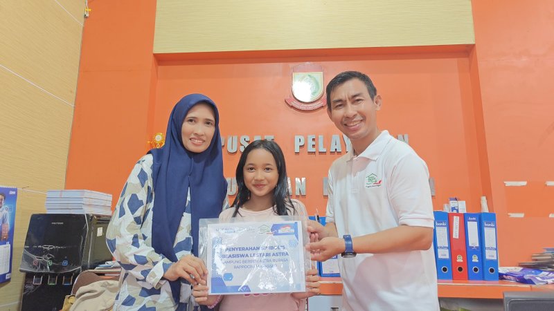 Astra group menyerahkan bantuan dana pendidikan kepada anak di kampung berseri Astra Burasa