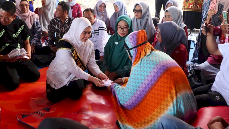 Bunda PAUD Parepare Serahkan Bantuan untuk Korban Kebakaran di Jalan Laupe