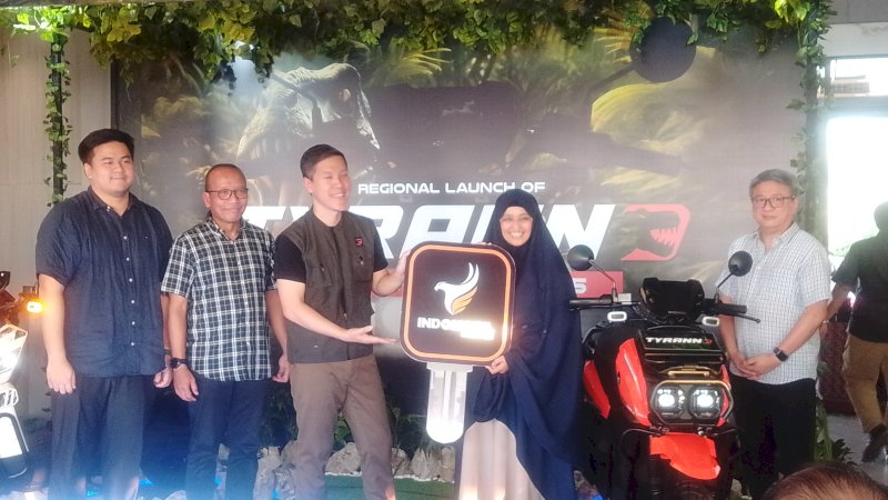 Management Indomobil Motor dan Galesong menyerahkan kunci motor simbolis ke pembeli pertama Tirano