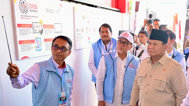 Presiden RI Prabowo Subianto beserta jajaran Menteri saat Peresmian Program Koperasi Desa/Kelurahan Merah Putih (KDMP) di Desa Bentangan, Klaten, Jawa Tengah, pada Senin (21/7). (Sumber Foto: Rusman Jony/Biropers Istana).