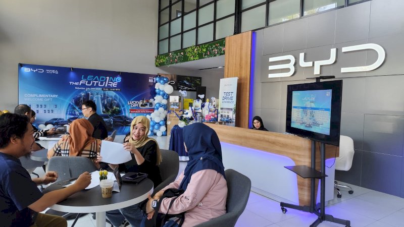 Customer melakukan SPK di Showroom event BYD Haka Karebosi ,Sabtu (26/7)