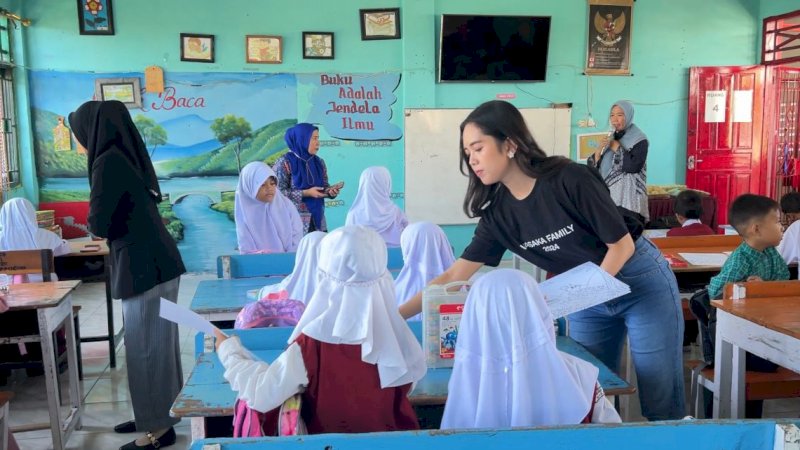 Tim Vasaka Hotel membagikan kertas warna ke pelajar