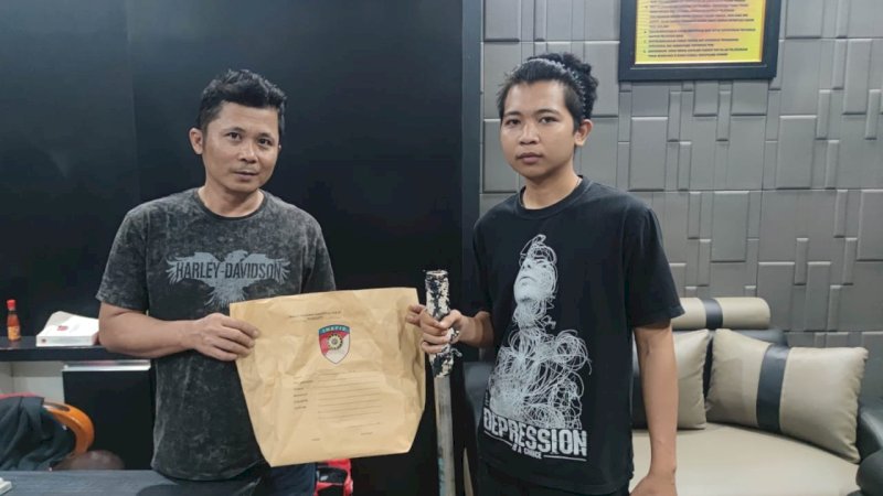 Kasat Reskrim polres Pangkep, AKP Muhammad Saleh memperlihatkan barang bukti yang digunakan.