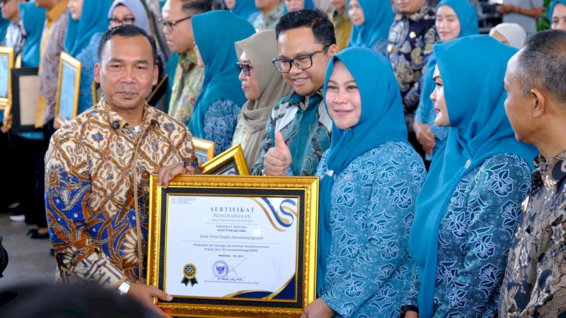 Ketua TP PKK Gowa Terima Penghargaan dari BKKBN atas Komitmen Dukung Program Bangga Kencana