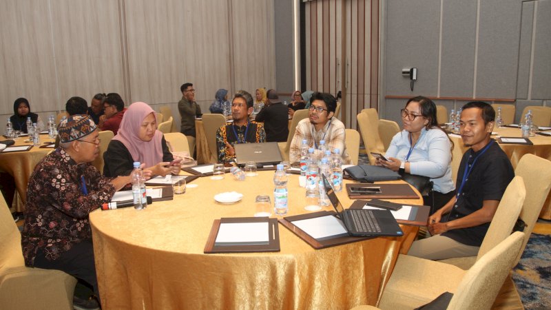 Penguji sedang memberikan pengarahan kepada peserta sebelum Ujian kompetensi wartawan di mulai