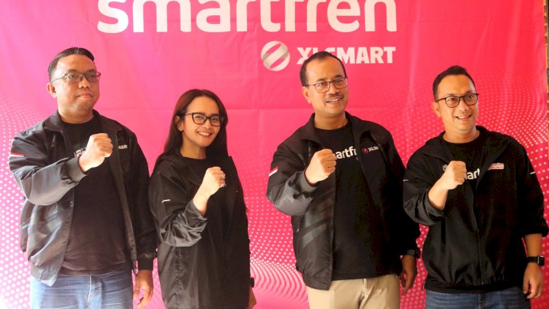 (ki-ka) Regional Head Sulawesi Kalimantan Smartfren XLSMART, Muhammad Natsir, Division Head Brand Communication Smartfren XLSMART, Edtine Pamilien Gensana, Chief Marketing Officer Smartfren XLSMART, Sukaca Purwokardjono dan Division Head Product & ARPU Management Smartfren XLSMART, Astiyanto Tri Muktiwibowo berfoto bersama dalam peresmian layanan Smartfren di Gorontalo, Sabtu (2/8).  Kini, pelanggan di wilayah provinsi Gorontalo sudah dapat menikmati akses layanan 4G LTE dan VoLTE Smartfren yang cepat dan andal melalui jaringan XLSMART.  Sebagai bentuk apresiasi atas antusiasme masyarakat, Smartfren memeriahkannya dengan menggelar Smartfren Fun Run Gorontalo 2025.