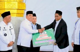 Bupati Wajo Serahkan Bantuan Mushaf Al-Qur’an dalam Launching Gerakan Shalat Dhuha Berjamaah