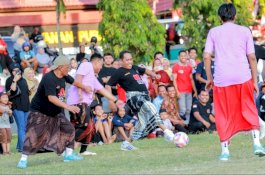 Bupati dan Wabup Wajo Meriahkan Laga Mini Soccer Sarung, Tampilkan Kepemimpinan Merakyat