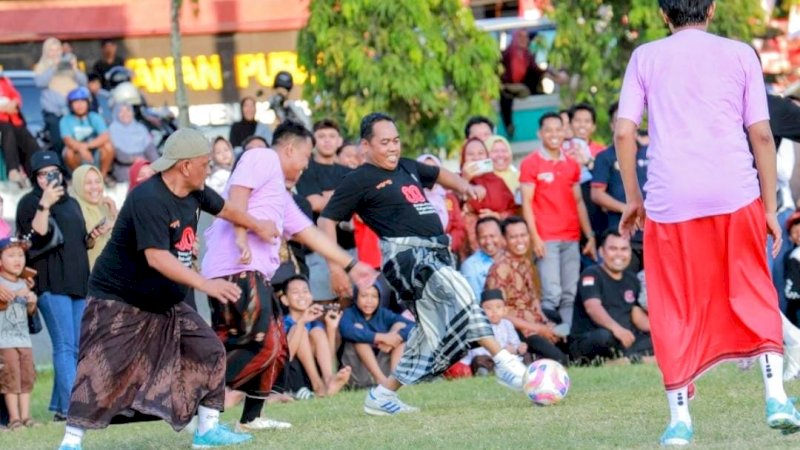 Bupati dan Wabup Wajo Meriahkan Laga Mini Soccer Sarung, Tampilkan Kepemimpinan Merakyat