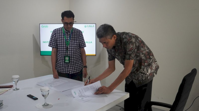 Rektor Kalla Institute menandatangani MoU sebagai tanda kerjasama dengan PT Grab Teknologinya Indonesia 