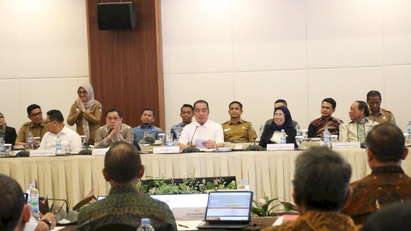 OJK dan anggota komisi XI 