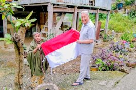 Semarak Bulan Kemerdekaan, Gerindra Wajo Bagikan Bendera Merah Putih kepada Warga