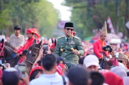 Gubernur Andi Sudirman Pimpin Jalan Sehat dan Kirab Kemerdekaan