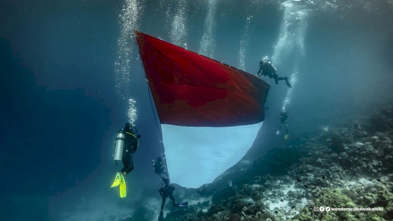 Bendera merah putih dikibarkan dari laut wakatobi Sulawesi Tenggara 